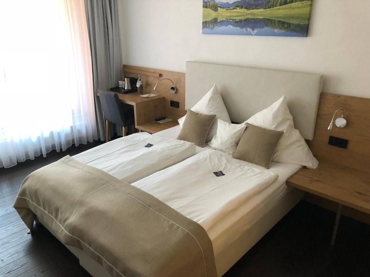 Hotel Zum Hirsch Wertingen Esterno foto