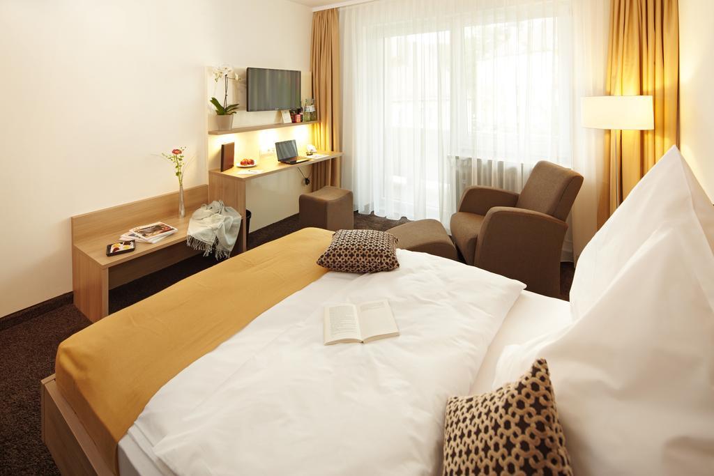 Hotel Zum Hirsch Wertingen Esterno foto