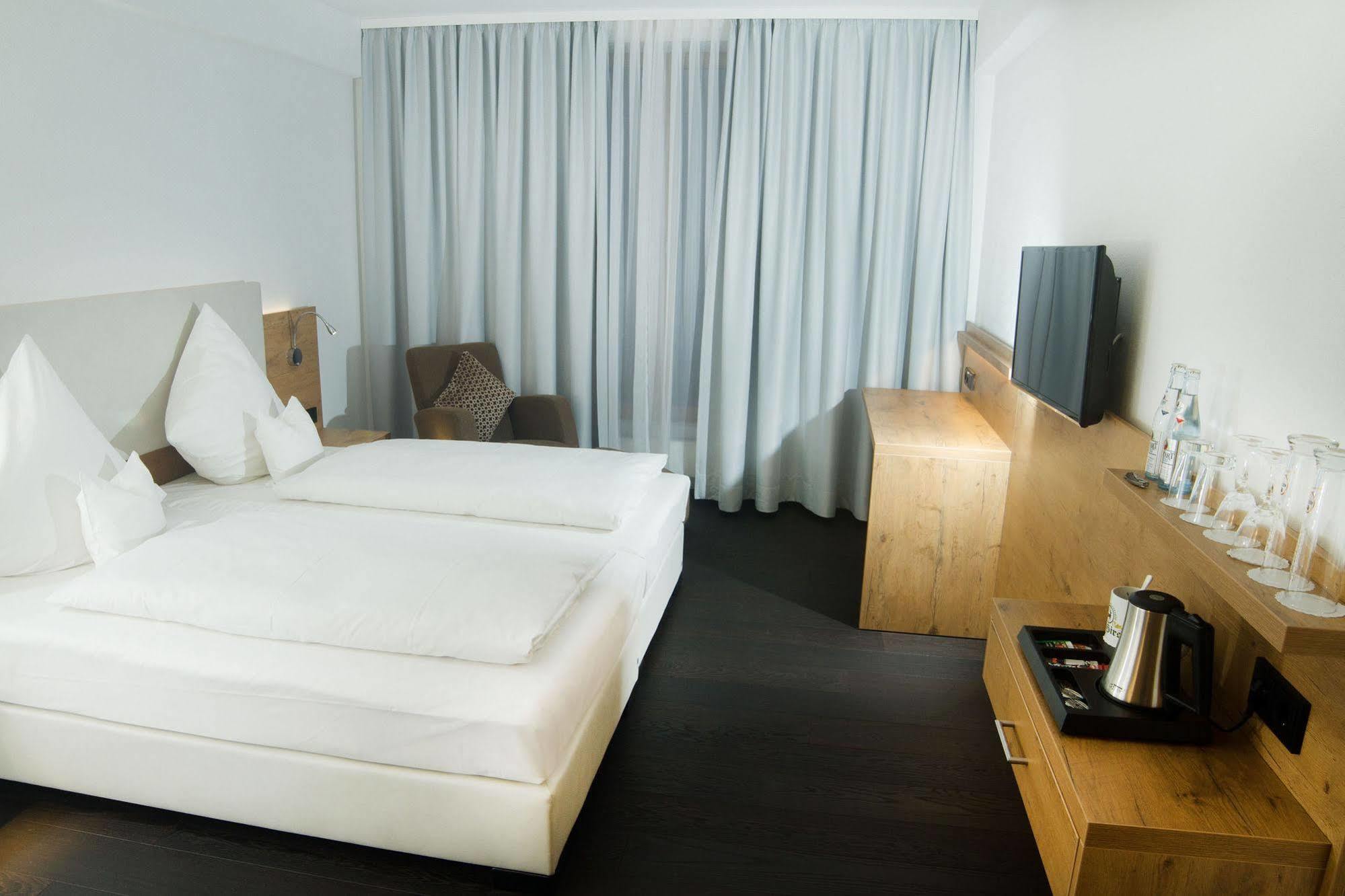 Hotel Zum Hirsch Wertingen Esterno foto