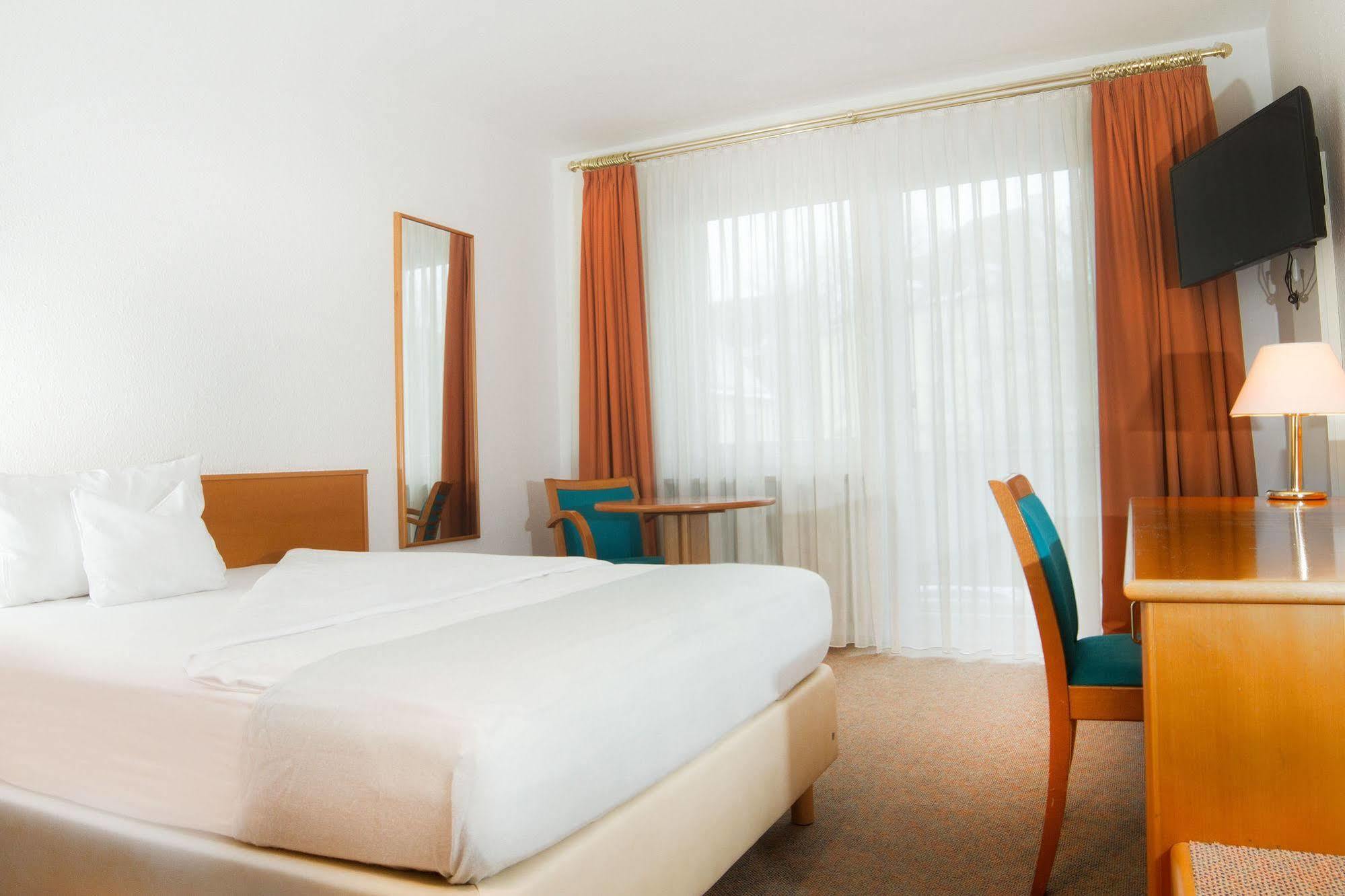 Hotel Zum Hirsch Wertingen Esterno foto