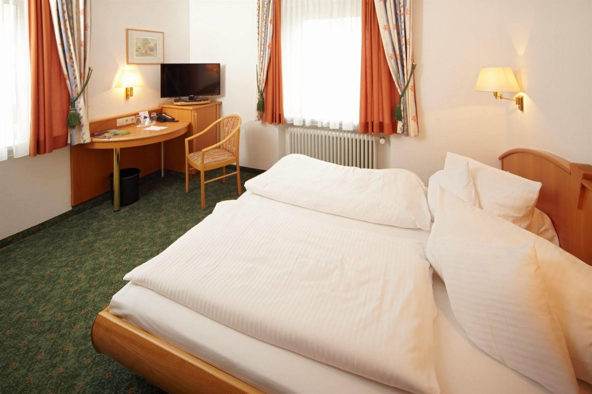 Hotel Zum Hirsch Wertingen Esterno foto