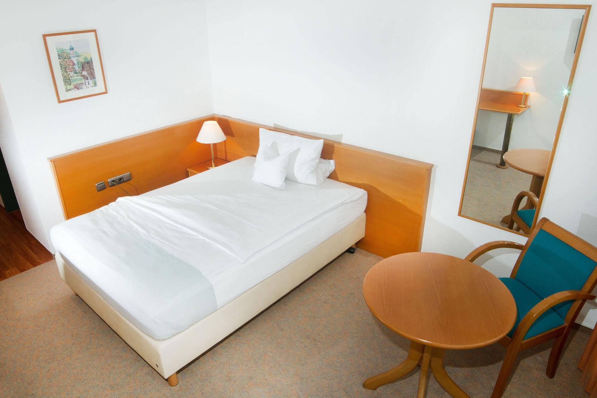 Hotel Zum Hirsch Wertingen Esterno foto