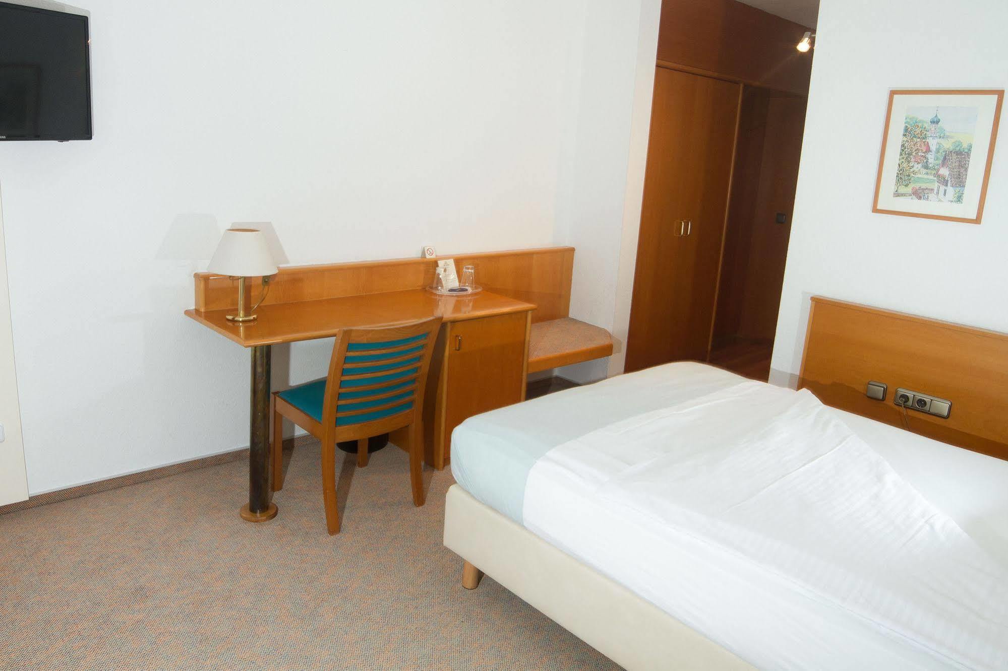 Hotel Zum Hirsch Wertingen Esterno foto
