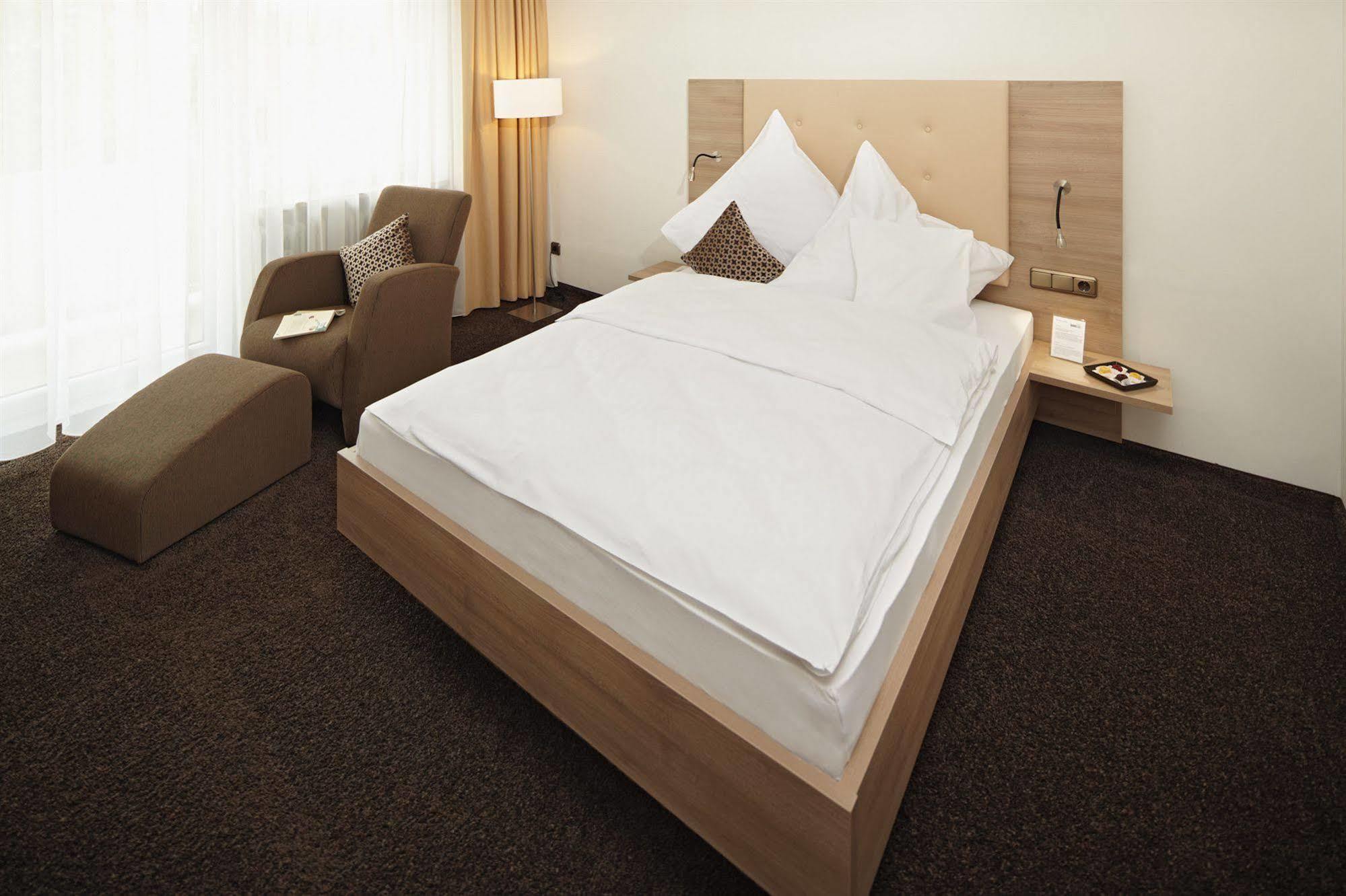 Hotel Zum Hirsch Wertingen Esterno foto