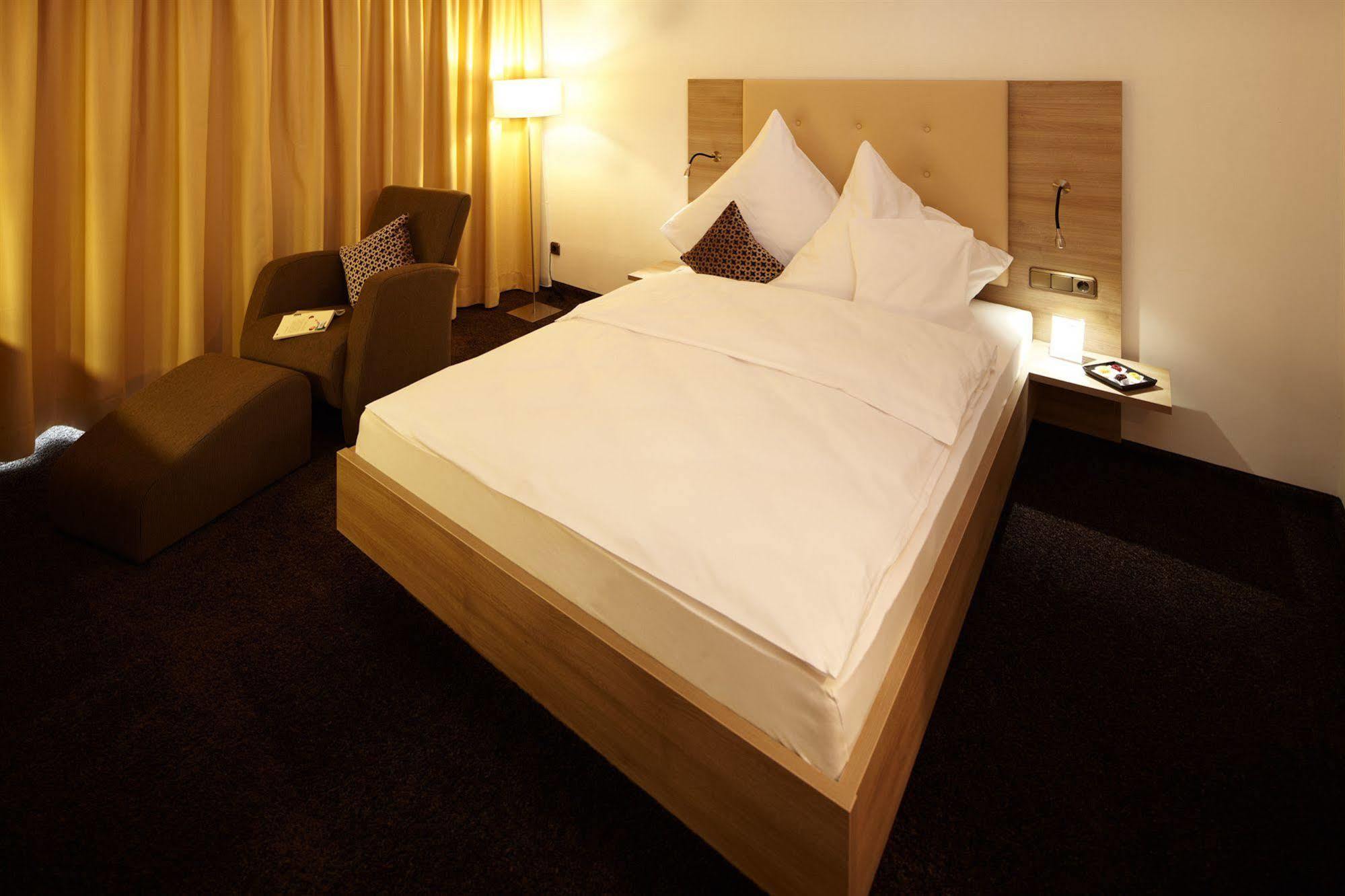 Hotel Zum Hirsch Wertingen Esterno foto