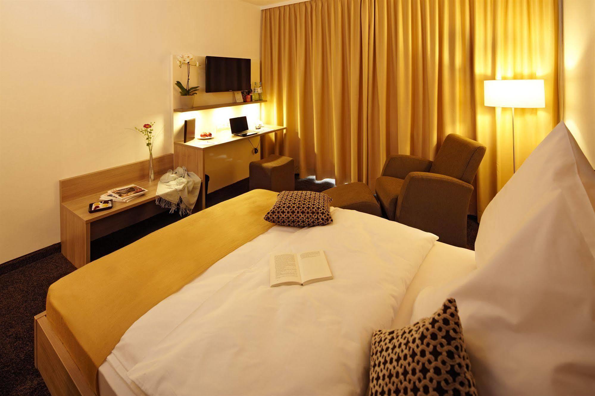 Hotel Zum Hirsch Wertingen Esterno foto