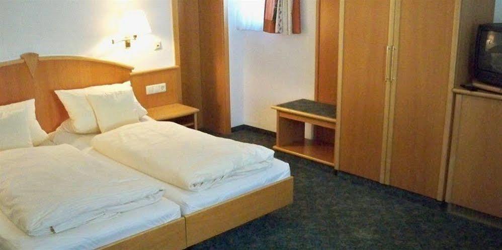 Hotel Zum Hirsch Wertingen Esterno foto