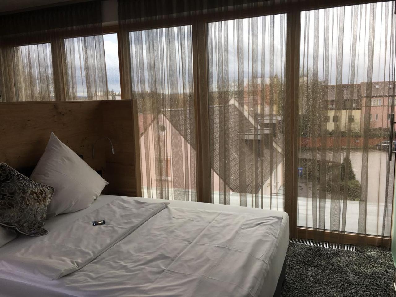 Hotel Zum Hirsch Wertingen Esterno foto